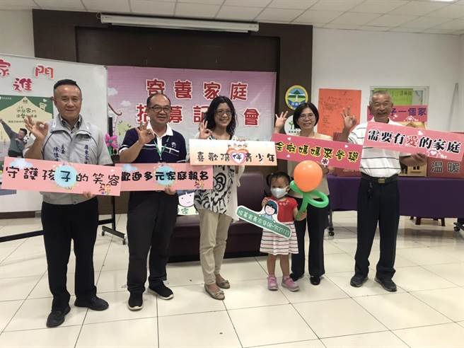 据屏东家扶中心统计，近3年虽增15户寄养家庭，却有17户退出，为此，中心盼招募更多全职妈妈或爸爸以及多元家庭加入。（谢佳潾摄）