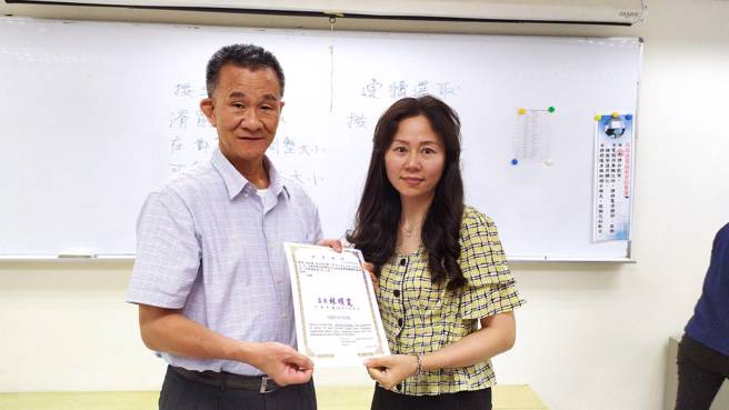 李条凰副区长颁结业证书。(大安区公所提供)