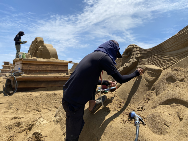 2023福隆国际沙雕艺术季作品赶制。(福容饭店提供)