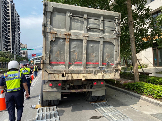 芦洲分局于五股区新五路三段祭出「活动式地磅」，针对大型载重车往来实施拦检、过磅。（图／警方提供）