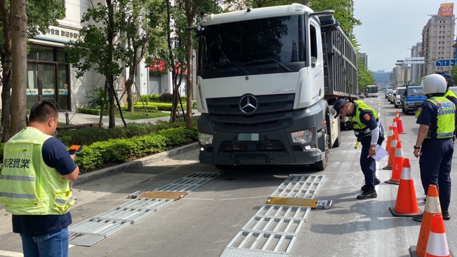 芦洲分局于五股区新五路三段祭出「活动式地磅」，针对大型载重车往来实施拦检、过磅。（图／警方提供）