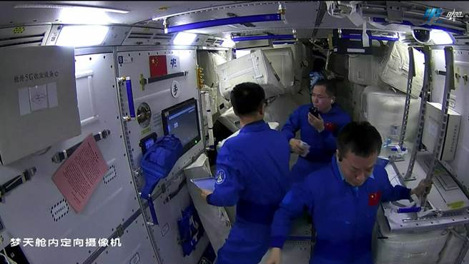 最后一次搜救回收任务全系统演练，东风着陆场迎接神15太空人回家就绪。（新华社）