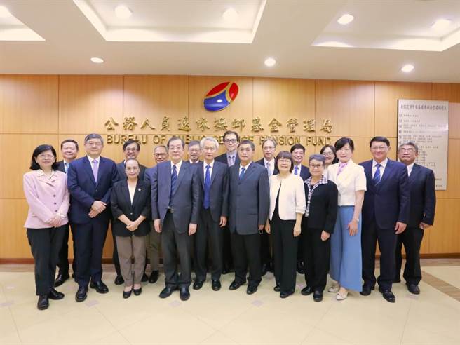 公务人员退休抚恤基金管理局今天举办揭牌仪式。（考试院提供）