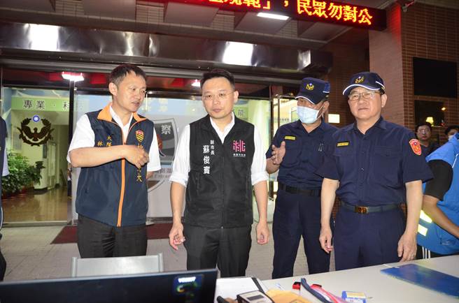 桃园市副市长苏俊宾（中）前往桃园警分局前视察净桃计画。（赖佑维摄）