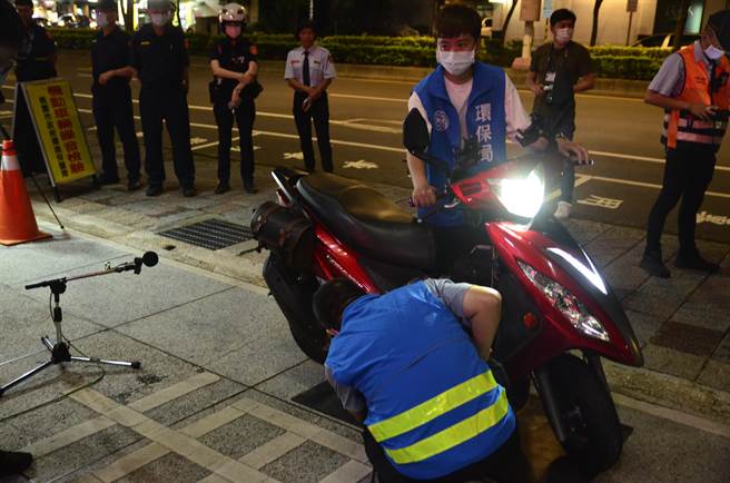 「静桃计画」开跑！改装噪音车扰人清梦，桃园市政府1日开始执行专案，针对车辆噪音热点强力稽查。（赖佑维摄）