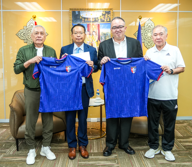 中华足协理事长王麟祥（左一）致赠中华队主场球衣给泰国贸易经济办事处代表曾德荣（左二）。（中华足协提供）
