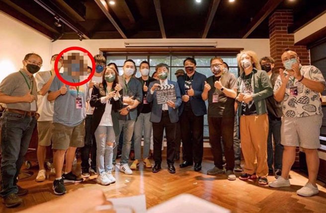 遭控性骚扰民进党女党工的导演「辉哥」(红圈处)，曾为时任台北市长候选人陈时中站台、合照。（徐巧芯办公室提供／丁上程台北传真）
