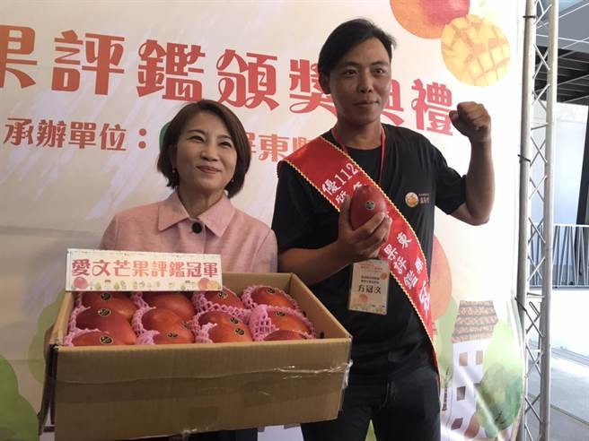 由屏县府举办的「优质爱文芒果」评鑑大赛结果1日出炉，由32岁青农方冠文拿下冠军。（谢佳潾摄）