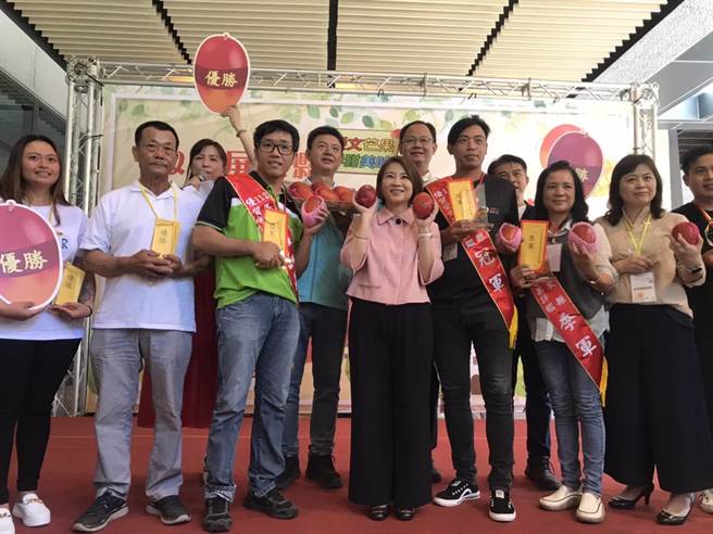 由屏县府举办的「优质爱文芒果」评鑑大赛结果1日出炉，由32岁青农方冠文拿下冠军。（谢佳潾摄）