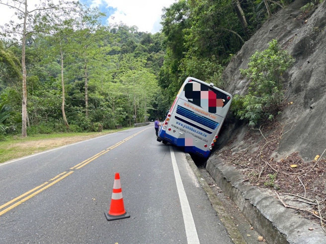 阿里山公路触口路段1日发生1辆游览车驾驶疑似为闪避路上台湾猕猴失控，车轮驶入山沟，并擦撞山壁。（图／翻摄照片）
