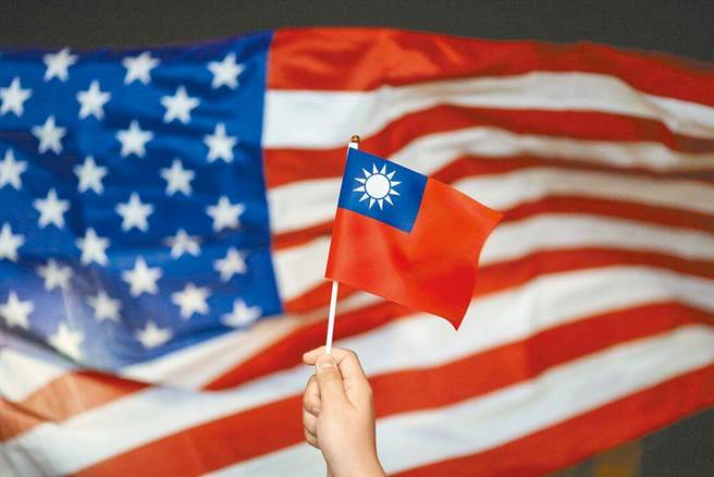 「台美21世纪贸易倡议」首批协定1日于华府美国在台协会（AIT）总部完成签署。（路透社）