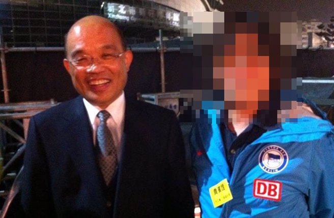 国民党台北市议员徐巧芯提供多张导演「辉哥」与民进党高层的合照，质疑民进党部主管是不是因为该导演与高层关系良好，所以直至今日才愿意处理事件？（徐巧芯办公室提供／丁上程台北传真）