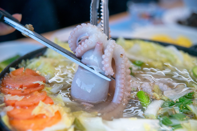 万华某花枝羹名店一碗涨到120元，让民眾吃不消，老板则表示物价飙涨，整碗材料只剩盐巴没涨。(示意图／shutterstock)