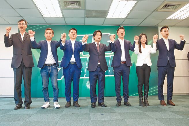 前立委郭正亮认为，绿营立委提名翻车，是竞选总干事潘孟安与现实的落差太大。图为民进党主席赖清德（中）先前宣布民主大联盟立委提名人选。（资料照片/杜宜谙摄）