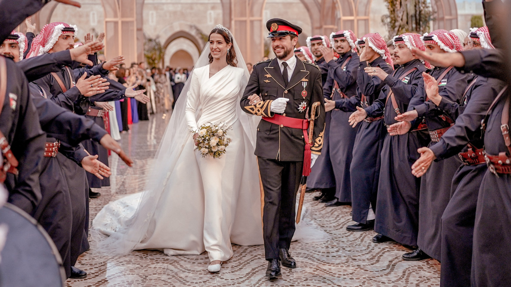 約旦王子胡笙王子在昨日迎娶烏國貴族拉傑瓦（Rajwa Al Saif），王妃絕美的皇冠隱藏著特殊含義。（圖／路透社）