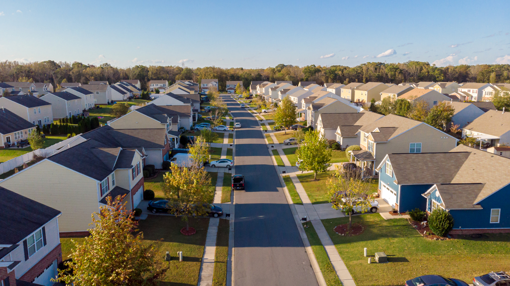 大城市週邊市郊地帶的房屋建築型態讓居民反而降低了與他人互動的可能。（示意圖／Shutterstock）