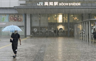 瑪娃挾風帶雨逼近日本 當局籲數萬人撤離