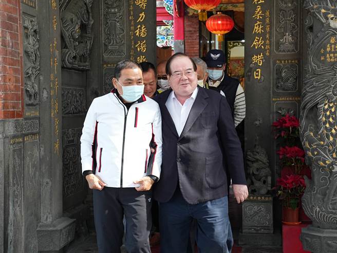 1日晚间由李乾龙(右)作东，邀请侯友宜(左)以及国民党大老齐聚餐叙，展现团结一致的气势，支持侯出战2024总统大选。（资料照片/黄敬文摄）