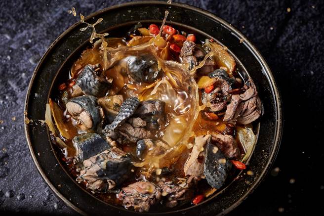 1994年从台中发迹的「万客什锅」，以台式火锅起家，「烧酒鸡锅」是店家招牌。 (万客什锅提供)