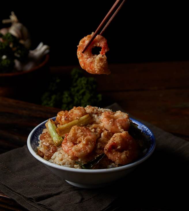 「葱烧虾仁饭」满满的虾仁搭配青葱，加入特调酱汁一起拌炒，咸甜好味非常唰嘴。(万客什锅提供)