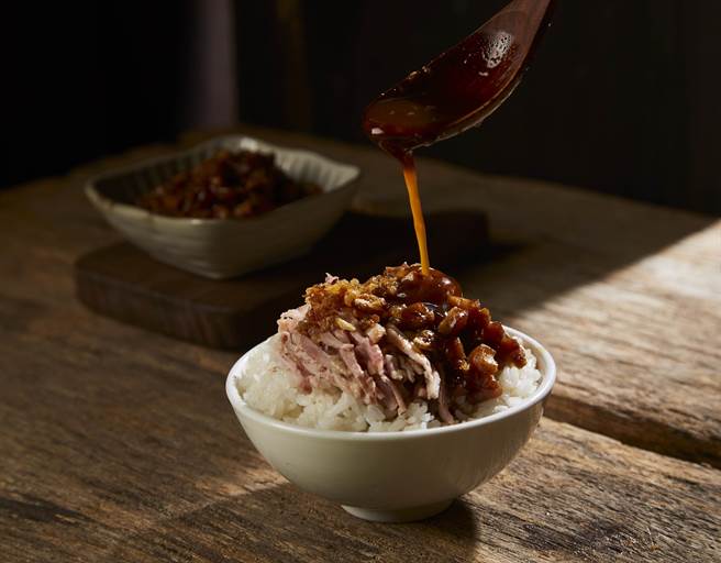 「万客什锅」经典鸡滷饭，肥美不腻的滷肉搭配鸡腿肉丝，口感绝佳，咸香滷汁很下饭。(万客什锅提供)