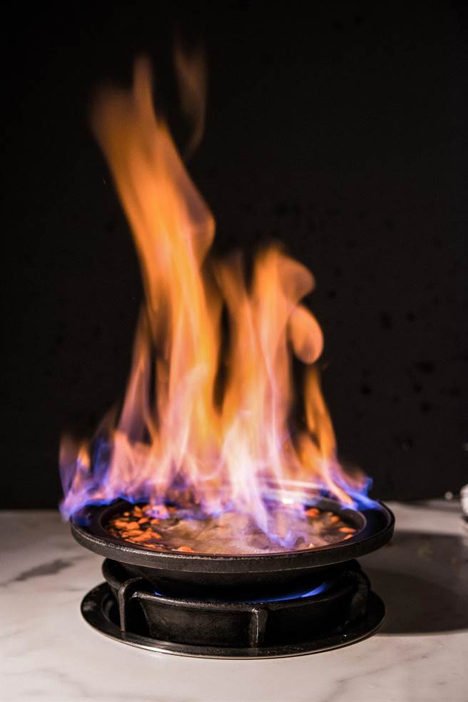 特别的是客人点购「烧酒麻香锅」系列，可在吧台近距离欣赏「火焰秀」，照片为「烧酒鸡锅」。(万客什锅提供)