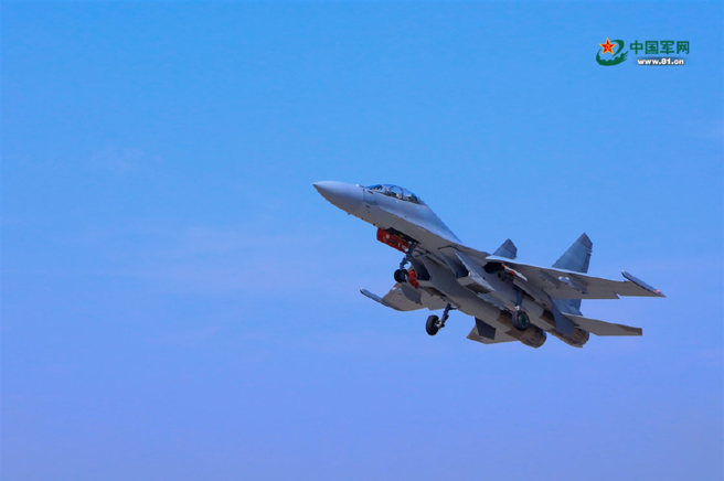 中共战机以各种方式逼迫美侦察机改变航向，阻挠其对中国沿海进行空中侦察，是一项精心设计的边缘对抗策略。（图／中国军网）