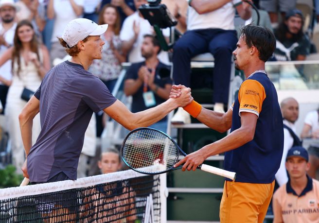 第8种子辛纳(图左)次轮落马 鏖战5小时26分法网史上第5长。(图/路透)