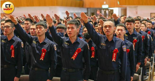 一般大学生考上警察三等特考到警专受训后，无法升上巡官，大法官虽已释宪开放窄门，但僧多粥少。（图／黄耀徵摄）