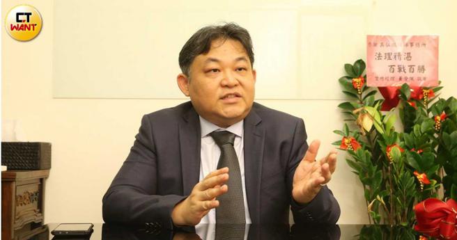 吴弘鹏律师替基层员警打官司，希望帮助他们跨越「官警鸿沟」、顺利升上警官。（图／赵世勋摄）
