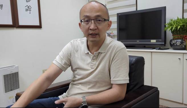 当年侦办此案的刑警徐嘉鸿，描述案情经过，以及一些离奇之处。（胡欣男摄）