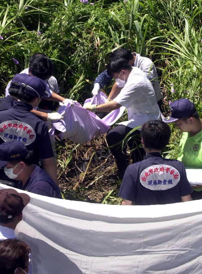 检警至木栅富德公墓搜寻，在钱莺莺被害近月后，终于寻获尸体。（本报资料照片）