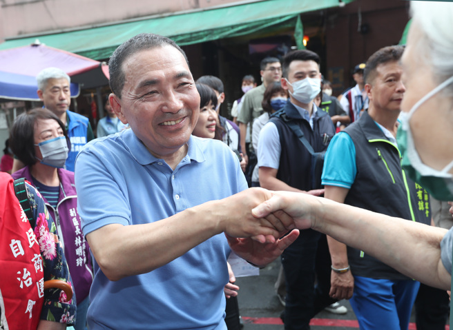 國民黨總統參選人、新北市長侯友宜與民眾握手致意。（資料照／鄭任南攝）