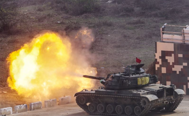 火力画面曝光！陆军586旅测考火炮齐放，模拟歼敌机械步兵团。(青年日报提供)