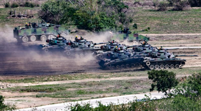 火力画面曝光！陆军586旅测考火炮齐放，模拟歼敌机械步兵团。(青年日报提供)