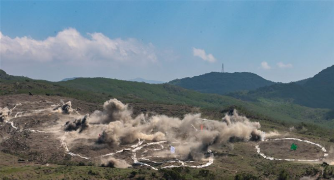 火力画面曝光！陆军586旅测考火炮齐放，模拟歼敌机械步兵团。(青年日报提供)