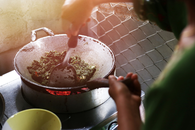 国外一名女子吃着母亲生前料理的最后一道佳肴，忍不住悲从中来。（示意图／达志影像）