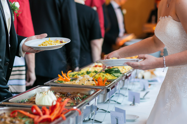 国外一名女子参加姊姊婚宴，发现菜色与自己先前办的婚礼一样，才知母亲当时偷打包剩菜，冰了8个月再解冻端出来。(示意图/达志影像)