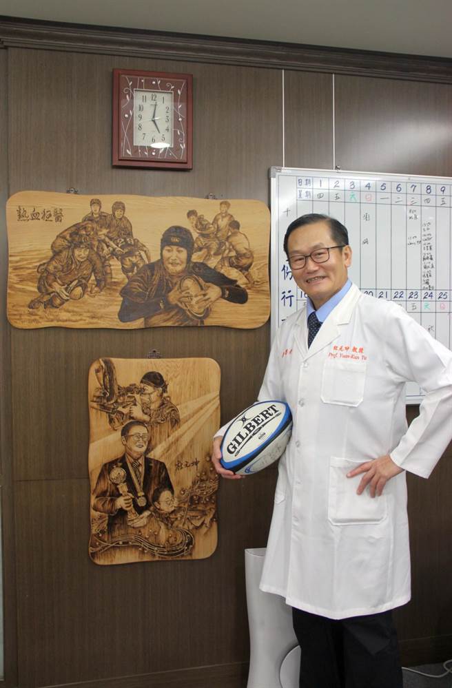 杜元坤热爱橄榄球，全额赞助台南一中橄榄球队。（南一中提供／曹婷婷台南传真）