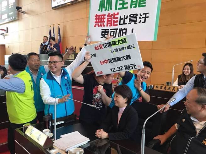 罗廷玮在台中市议会举牌，尽量避免身体接触。（图取自罗廷玮脸书）