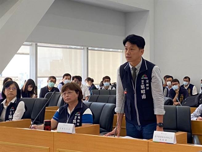 台中市地政局长吴存金（右二）被选为中捷代理董事长。（张亦惠摄）