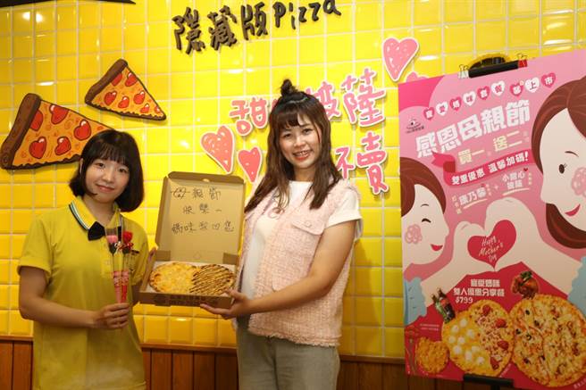 1985窑烤披蕯创办人章雅竹将陈宥心（左）当成女儿疼惜。（新北市社会局提供）