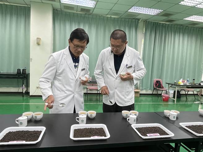 鹿谷乡农会冻顶乌龙茶春茶评鑑结果1日出炉，茶农钱儒良的从4779件茶样中胜出获特等奖。（民眾提供／杨静茹南投传真）