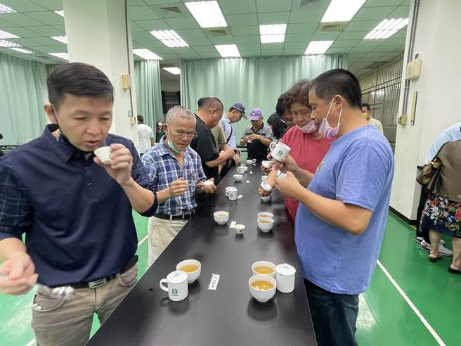 评鑑结果出炉后，开放茶农与民眾品茶特等至头等排名的茶汤滋味，预计10日举行颁奖及展售会。（民眾提供／杨静茹南投传真）