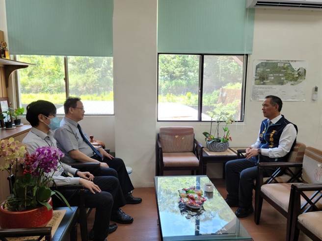 检察长郭景东（左）拜会4位候选人邀一起加入反贿选行列。图为拜会代理乡长江东成（右）。（花莲地检署提供／王志伟花莲传真）