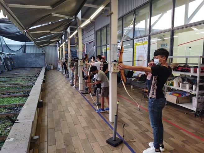 三重运动中心假日射箭体验，青春动滋劵也适用。（新北市体育处提供）