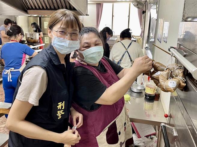 新竹市警察局第一分局侦查队特别在粽叶上烙上「小心有诈」的防诈骗宣传标语，让民眾除了肚子暖呼呼以外，也能吸取反诈知识。（新竹市警局提供／王惠慧新竹传真）