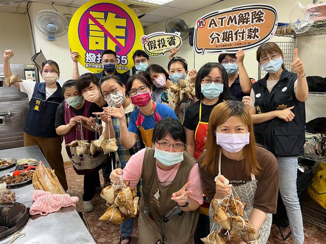 新竹市警察局第一分局侦查队特别在粽叶上烙上「小心有诈」的防诈骗宣传标语，让民眾除了肚子暖呼呼以外，也能吸取反诈知识。（新竹市警局提供／王惠慧新竹传真）