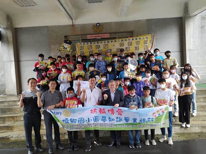 近年来由于新兴诈骗犯罪层出不穷，行政院特别研拟新世代打击诈欺方案，为此保二总队与民间团体合作，前进花莲宣导防诈观念。(黄敬文翻摄)