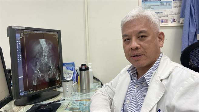 员荣医疗体系泌尿科医师卢令一发现李男因内阴动脉受伤，以致常血尿。（院方提供／孙英哲彰化传真）